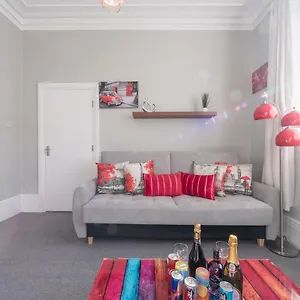 Holiday home 3 Bedroom Saks - 2 Living Area House In Newland Ave Hull United Kingdom